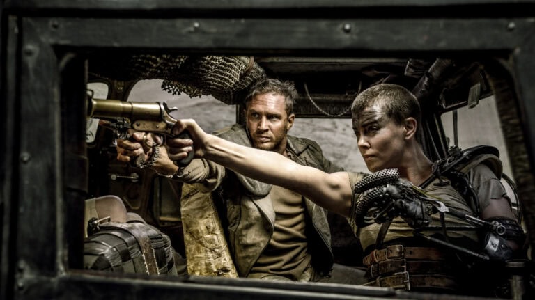 - homem e mulher com armas de fogo em ambiente de guerra, filme de ação intensa.