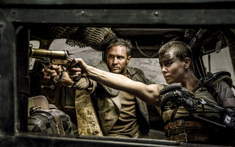 - homem e mulher com armas de fogo em ambiente de guerra, filme de ação intensa.