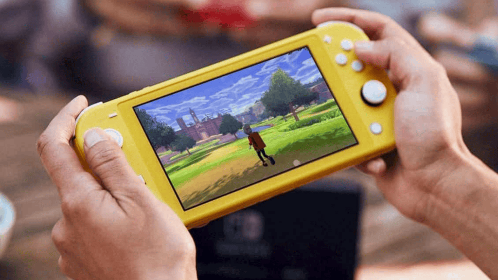 Melhores consoles portáteis de pc e videogame para comprar já Pessoa segurando nintendo switch lite amarelo com as duas mãos