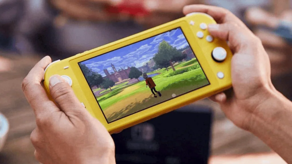 Melhores consoles portáteis de pc e videogame para comprar já Pessoa segurando nintendo switch lite amarelo com as duas mãos