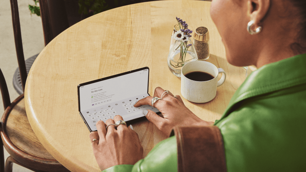 CES 2026 : Motorola dévoile le Razr Fold pliable, un collier IA, une montre connectée et bien plus encore ! Motorola Razr Fold