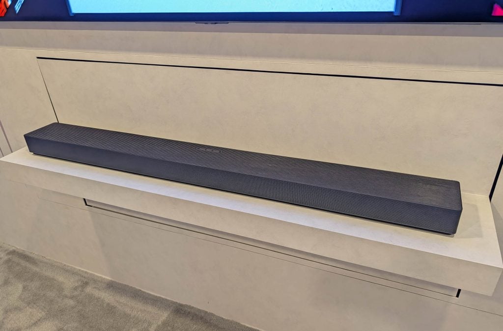 CES 2026: 삼성은 스마트 TV, 냉장고 등에 인공지능(AI) 기술을 집중적으로 선보일 예정입니다. 삼성 HW-QS90H 사운드바