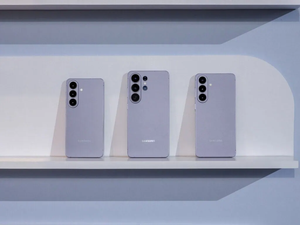 Galaxy s26, s26+ e s26 ultra chegam com bixby turbinada! Confira Imagem de três smartphones galaxy s26, s26+ e s26 ultra em uma prateleira.