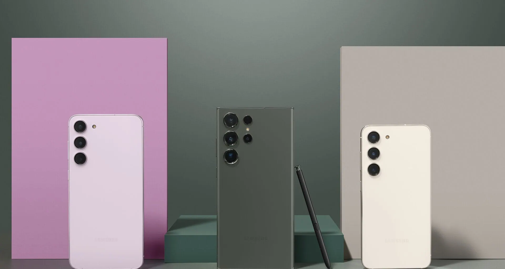 Três smartphones galaxy usados exibidos com fundos coloridos e uma caneta stylus.