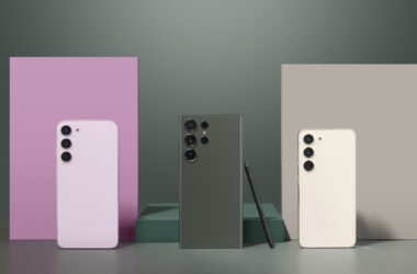 Três smartphones galaxy usados exibidos com fundos coloridos e uma caneta stylus.