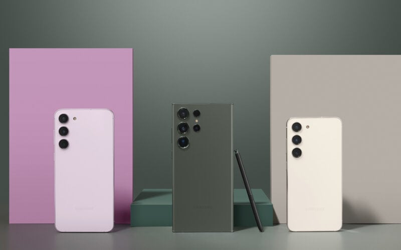 Três smartphones galaxy usados exibidos com fundos coloridos e uma caneta stylus.