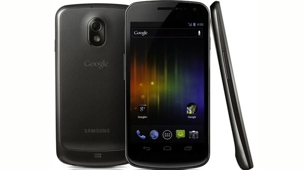 A história do android (versão 1 a 16) Smartphone android samsung galaxy ace 2 com tela colorida e câmera traseira.