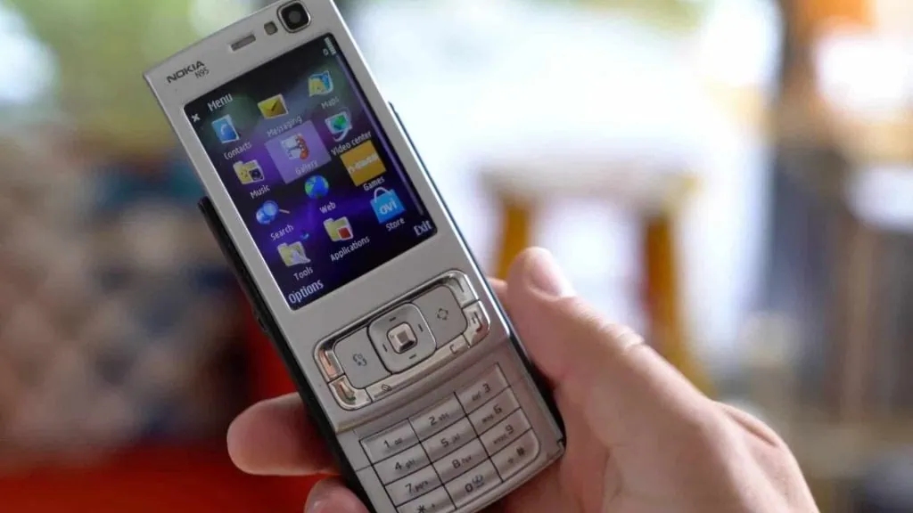 A história do android (versão 1 a 16) Os celulares da nokia, como o nokia n95 da foto, eram um dos responsáveis por popularizar o so symbian