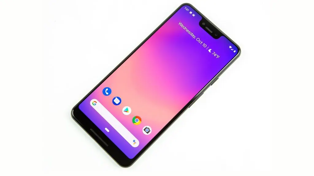 A história do android (versão 1 a 16) Celular com android 12, interface moderna e cores vibrantes na tela.