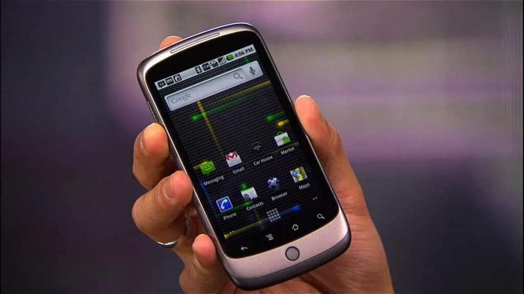 A história do android (versão 1 a 16) Foto do android 2. 2 “froyo” no nexus one (google/htc), o primeiro smartphone com android puro. Fonte: cnet