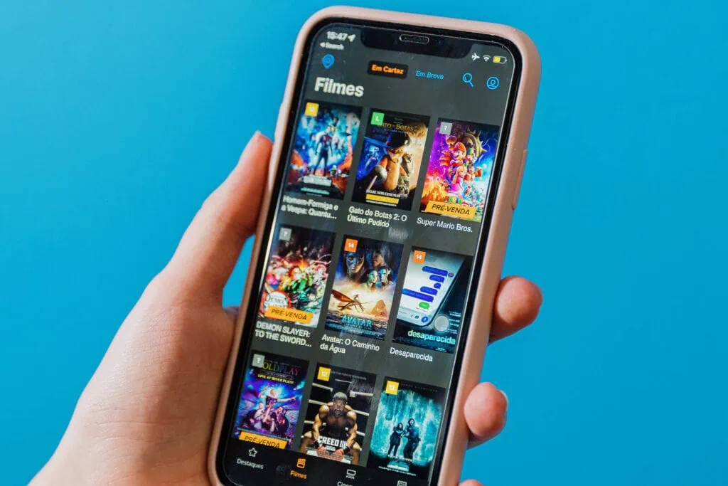 Vai viajar para o brasil? Confira apps essenciais para usar no país Celular rodando app da ingresso. Com