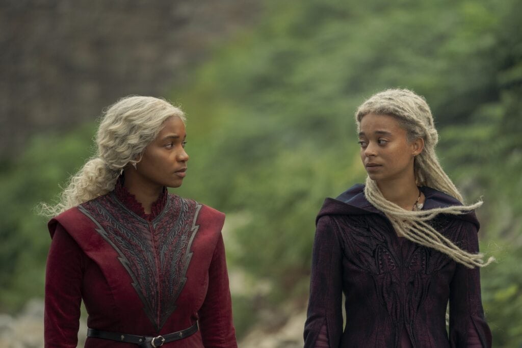 Veja a árvore genealógica da família targaryen Duas mulheres com cabelos prateados em cenário natural, vestindo roupas medievais.