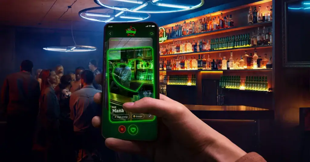 Vai viajar para o brasil? Confira apps essenciais para usar no país Pessoa usando hei app da heinekein