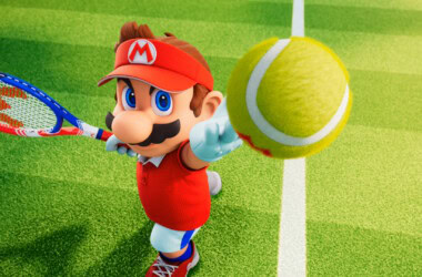 Personagem mario jogando tênis com raquete e bola amarela em quadra verde.