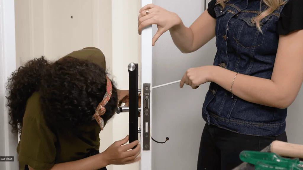 Melhores fechaduras digitais para comprar para sua casa Fechadura digital sendo instalada em porta de casa.