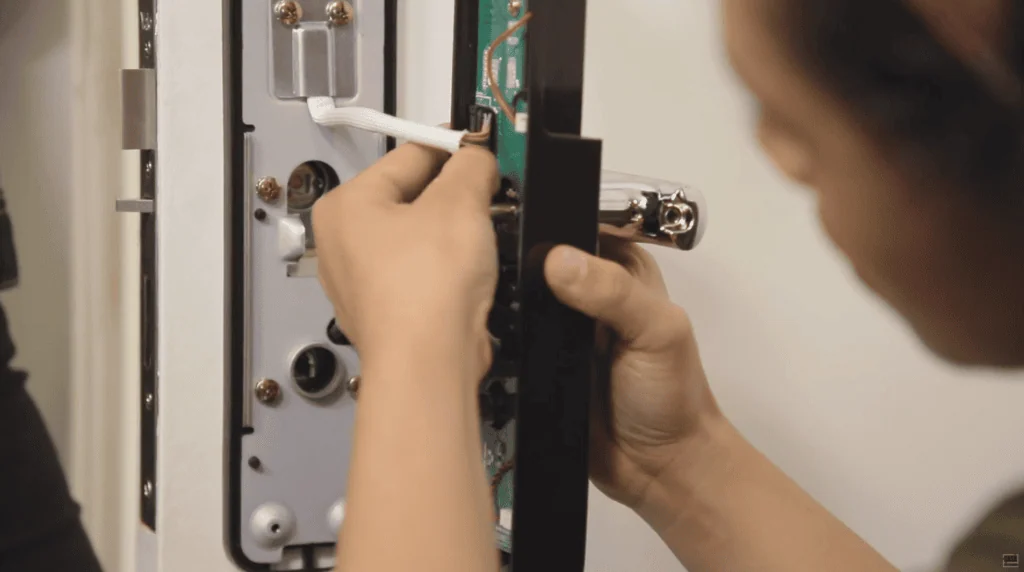 Melhores fechaduras digitais para comprar para sua casa Fechadura digital sendo instalada por um profissional.