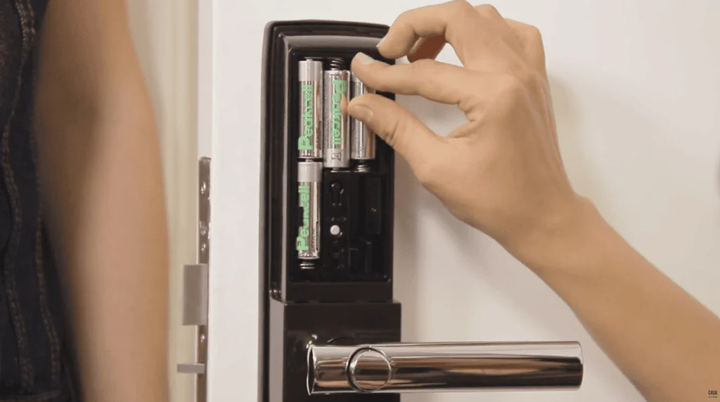 Melhores fechaduras digitais para comprar para sua casa Fechadura digital sendo alimentada por pilhas, prática e moderna.