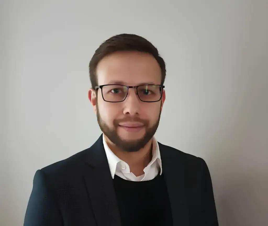 Smartphone galaxy usado vale cada vez mais, afirma samsung Homem vestido formal em fundo neutro.