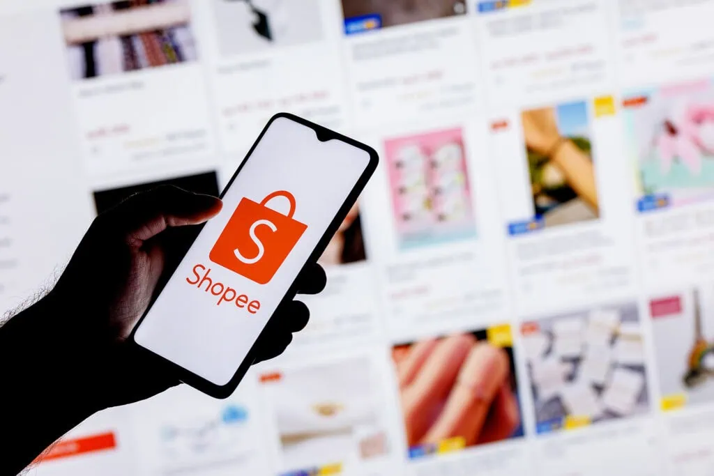 Vai viajar para o brasil? Confira apps essenciais para usar no país Imagem de um smartphone exibindo a logo da shopee