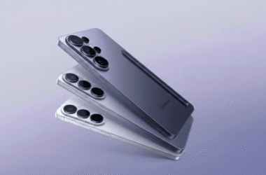 Três smartphones galaxy s26, s26+ e s26 ultra empilhados, destacando suas câmeras e design moderno.