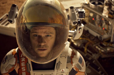 Ator matt damon em traje de astronauta no filme perdido em marte