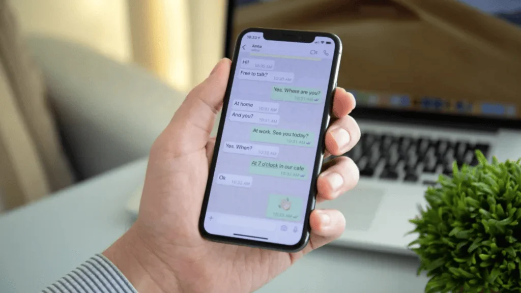 Vai viajar para o brasil? Confira apps essenciais para usar no país Whatsapp aberto em um celular android