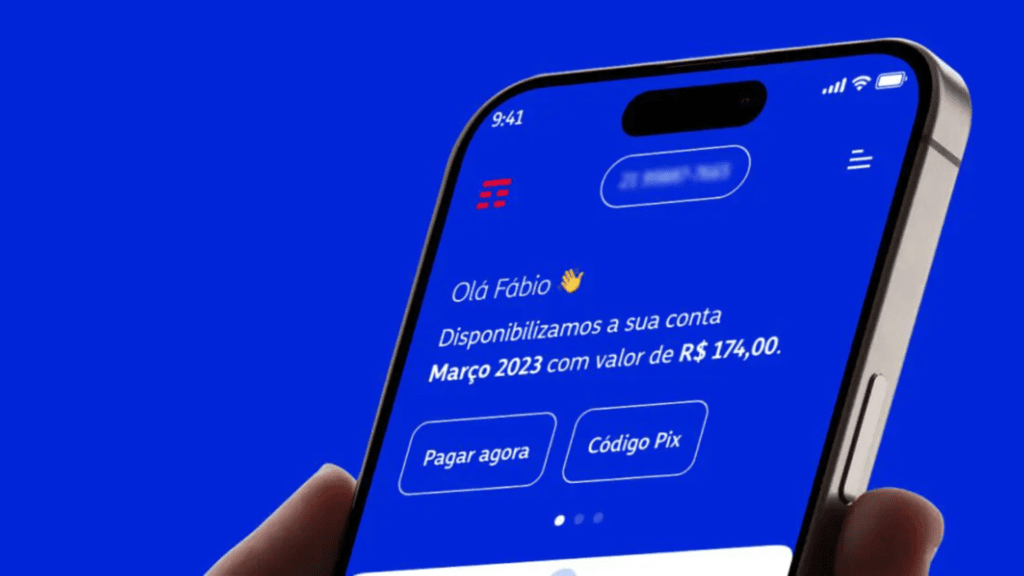 Vai viajar para o brasil? Confira apps essenciais para usar no país Tela de aplicativo financeiro no smartphone com saldo e opções de pagamento.