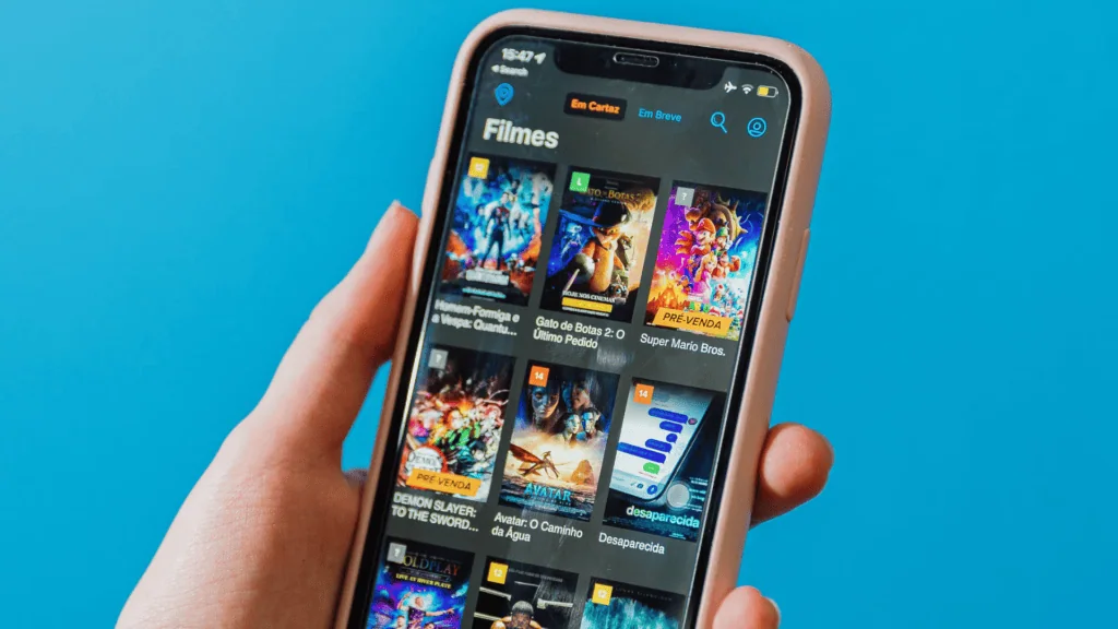 Vai viajar para o brasil? Confira apps essenciais para usar no país Imagem de um smartphone exibindo uma plataforma de filmes e séries.
