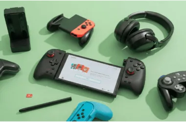 Acessórios essenciais do nintendo switch, incluindo controles, headset e suporte.