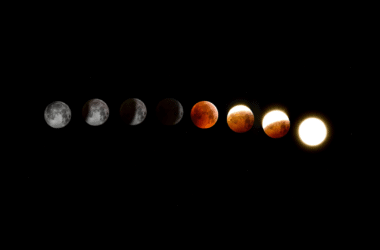 Fases do eclipse lunar de sangue em uma sequência de fotos no céu escuro.