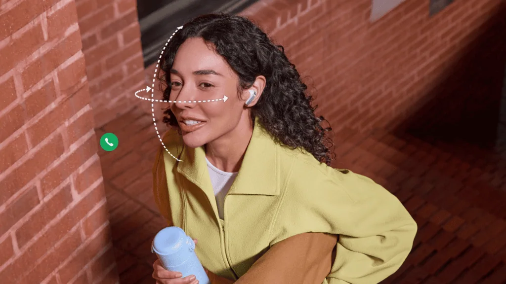 Galaxy buds4 e buds4 pro chegam com novo design e áudio aprimorado Mulher usando controle de gestos do galaxy buds4 pro