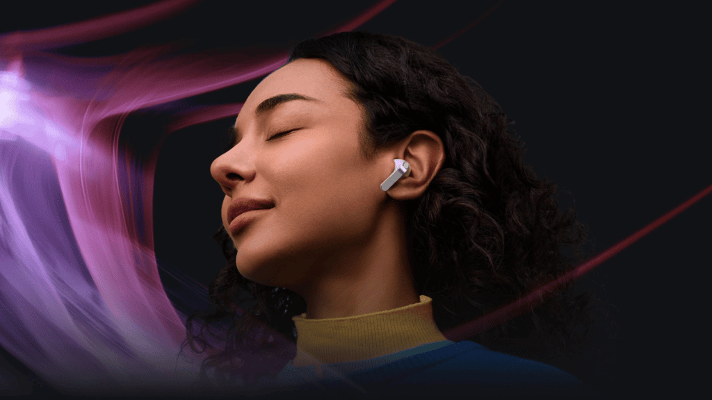 Galaxy buds4 e buds4 pro chegam com novo design e áudio aprimorado Mulher usando galaxy buds4 pro