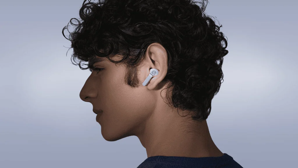 Galaxy buds4 e buds4 pro chegam com novo design e áudio aprimorado Imagem de um homem com cabelo cacheado usando galaxy buds4 pro