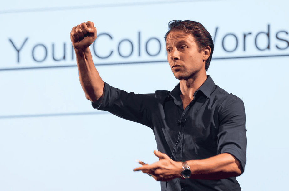 Geração z é a primeira da história a ter um qi mais baixo do que seus pais Homem apresentando em palestra sobre geração z e qi.