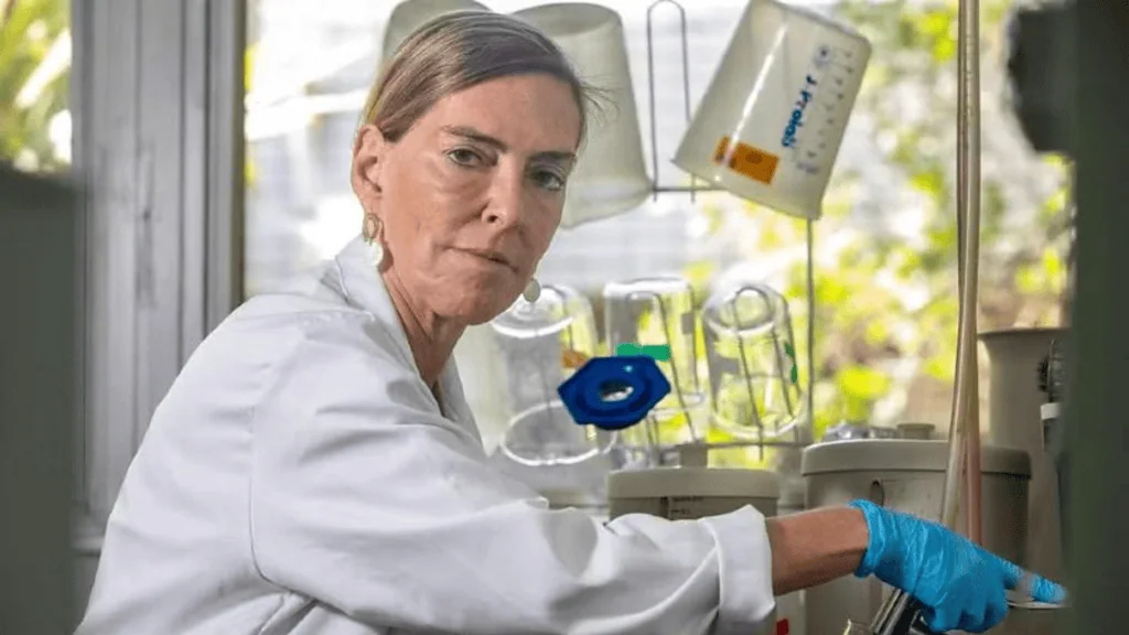 Découvrez tout sur la polylaminine, la substance qui régénère les lésions de la moelle épinière. Technicien de laboratoire manipulant une substance destinée à la régénération de la moelle épinière.