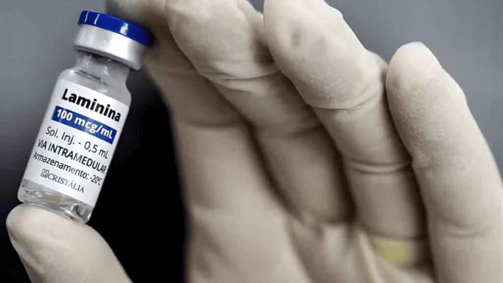 Découvrez tout sur la polylaminine, la substance qui régénère les lésions de la moelle épinière. Flacon de polylaminine, une substance qui favorise la régénération des lésions de la moelle épinière.