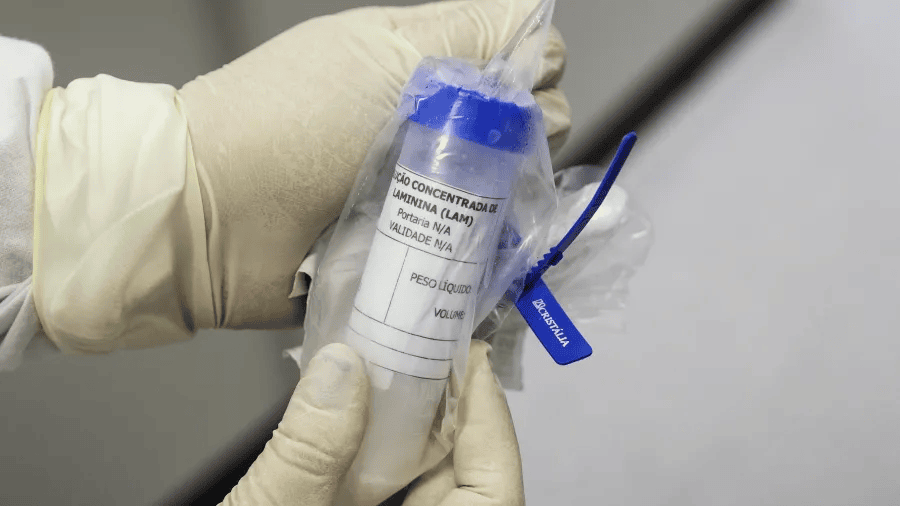 Découvrez tout sur la polylaminine, la substance qui régénère les lésions de la moelle épinière. Une capsule de polylaminine est manipulée par un professionnel de la santé.