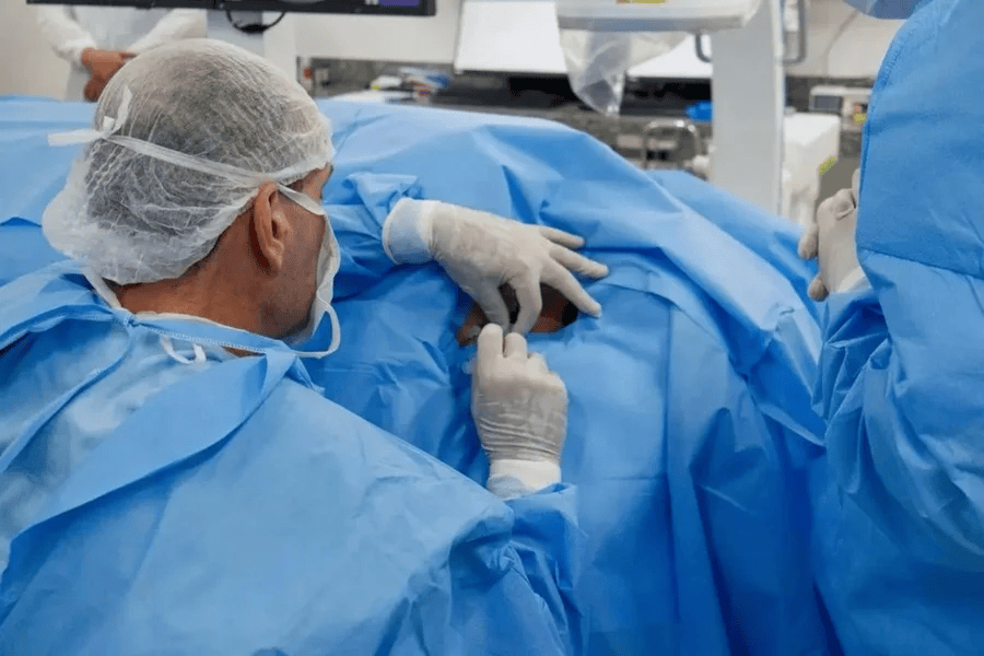 Saiba tudo sobre a polilaminina, a substância que regenera lesões na medula Procedimento cirúrgico usando polilaminina para regenerar lesões na medula espinhal.