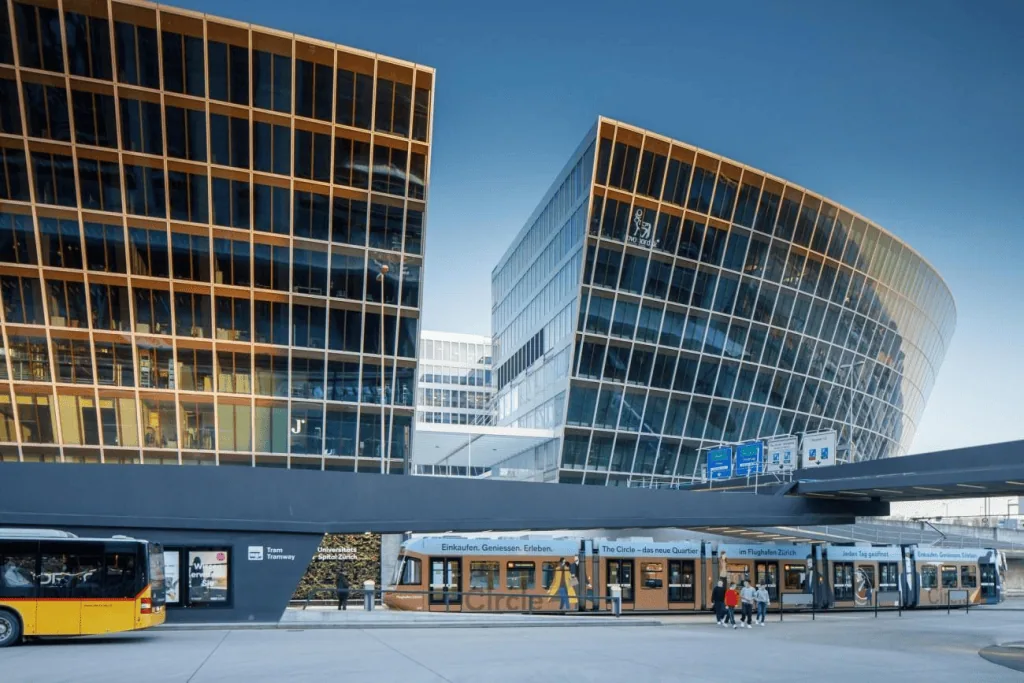 Calendário tech 2026: os principais eventos de tecnologia e inovação do ano Edifícios futuristas com arquitetura inovadora em centro de tecnologia.