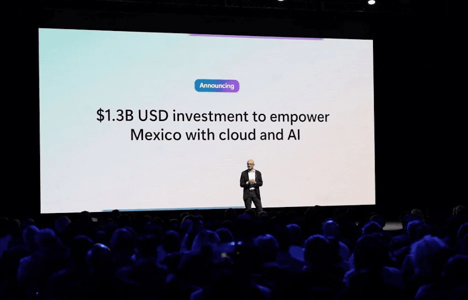 Calendário tech 2026: os principais eventos de tecnologia e inovação do ano Apresentador em palco com tela mostrando investimento de us$ 1,3b em ia e nuvem no méxico.