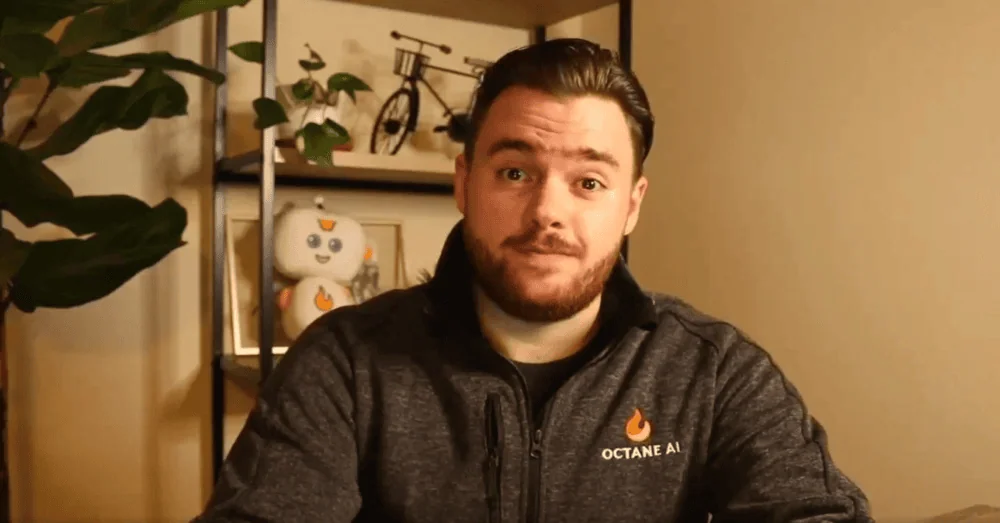 Moltbook: conheça a rede social para agentes de ia Imagem de um homem com expressão neutra, usando jaqueta com logo octane ai, em ambiente interno com.