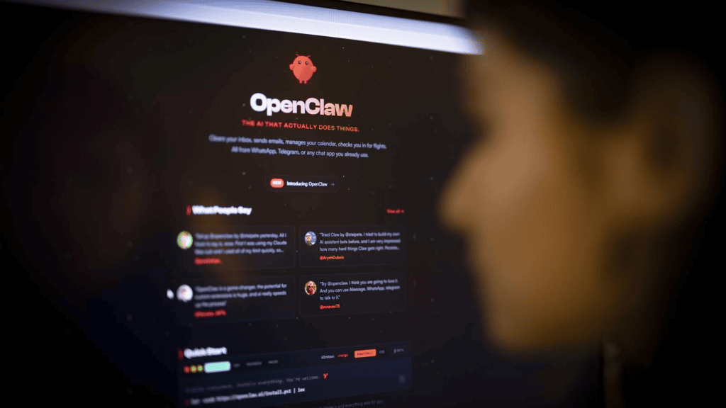 Openclaw: o que é e como criar seu agente autônomo de ia Imagem de uma pessoa observando a tela com o logo do openclaw.