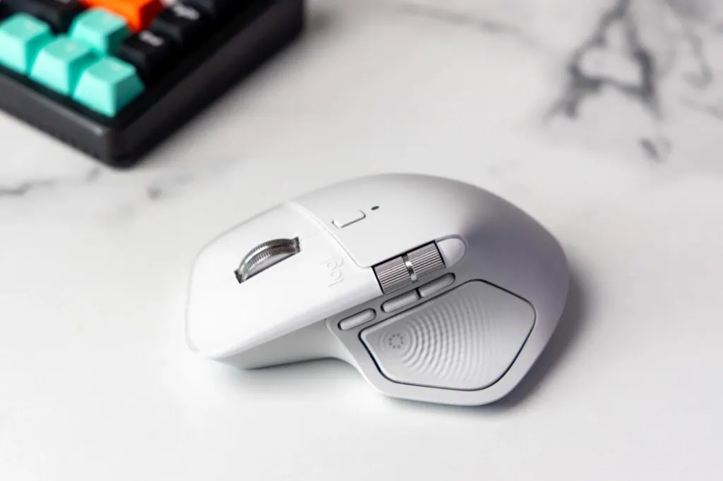 Review: mouse mx master 4 é perfeito para produtividade Mx master 4 sobre a mesa