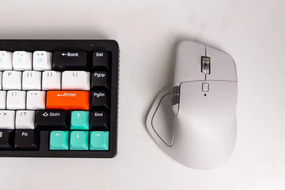 Review: mouse mx master 4 é perfeito para produtividade Mouse mx master 4 sobre a mesa e ao lado de um teclado