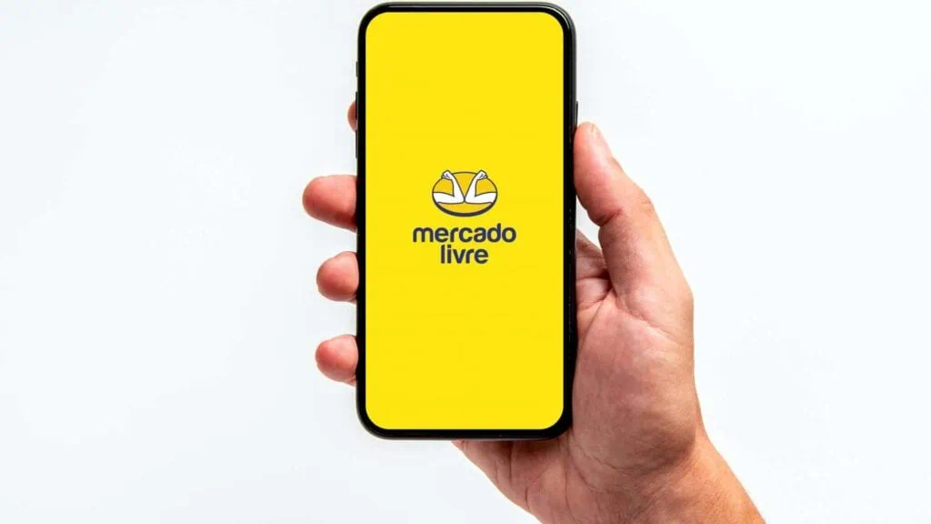 Vai viajar para o brasil? Confira apps essenciais para usar no país Smartphone exibindo o app mercado livre com fundo branco.
