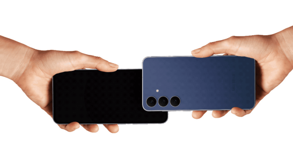 Smartphone galaxy usado vale cada vez mais, afirma samsung Câmeras de smartphones sendo trocadas entre duas mãos.