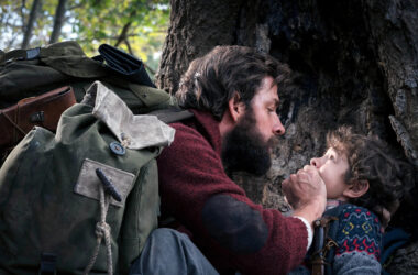 Atores john krasinski e noah jupe em cena de um lugar silencioso, um dos melhores filmes curtos para assistir