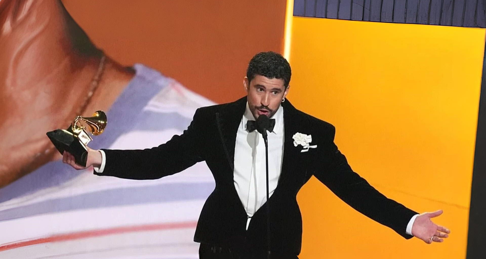 Artista recebendo prêmio no grammy 2026.