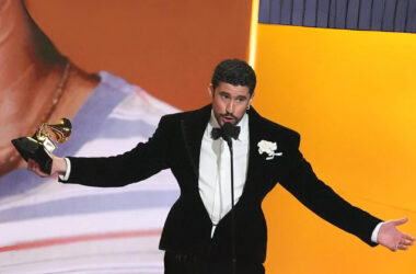 Artista recebendo prêmio no grammy 2026.