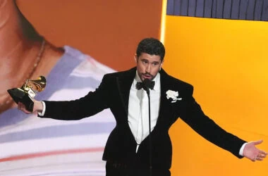 Artista recebendo prêmio no grammy 2026.